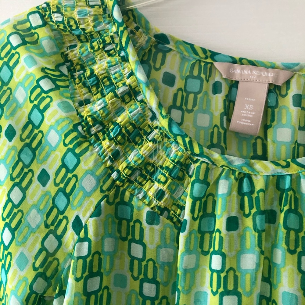 Banana Republic Geometric Green Printed Babydoll Blouse Sz XS - Picture 2 of 4
